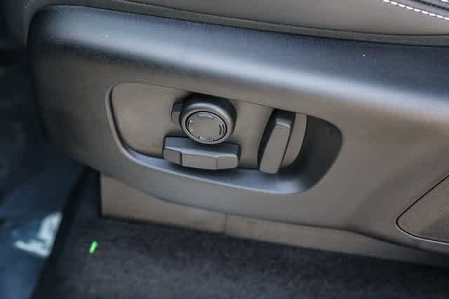 Thumbnail: 2025 Land Rover Discovery - 23