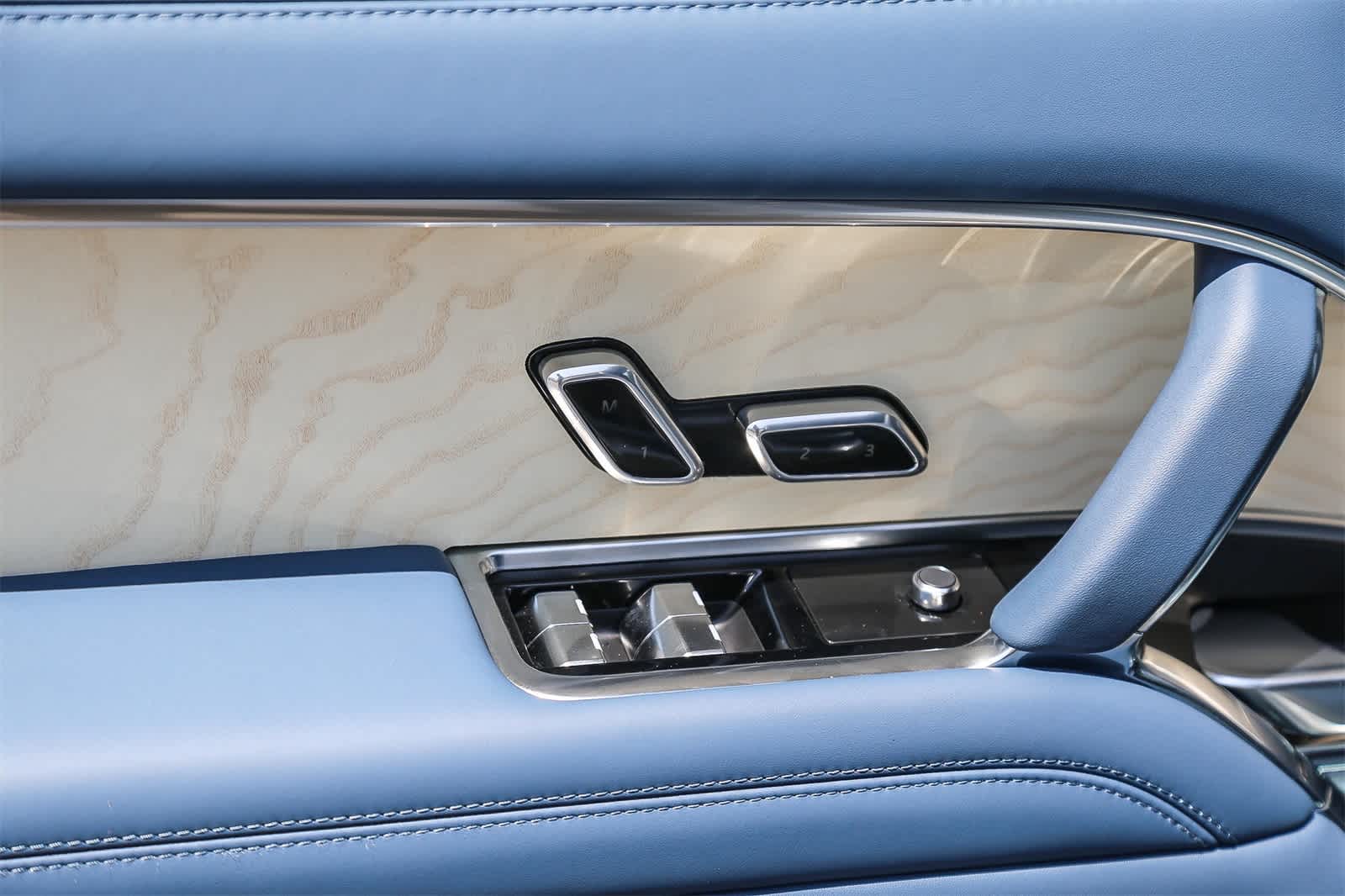 Thumbnail: 2025 Land Rover Range Rover - 27