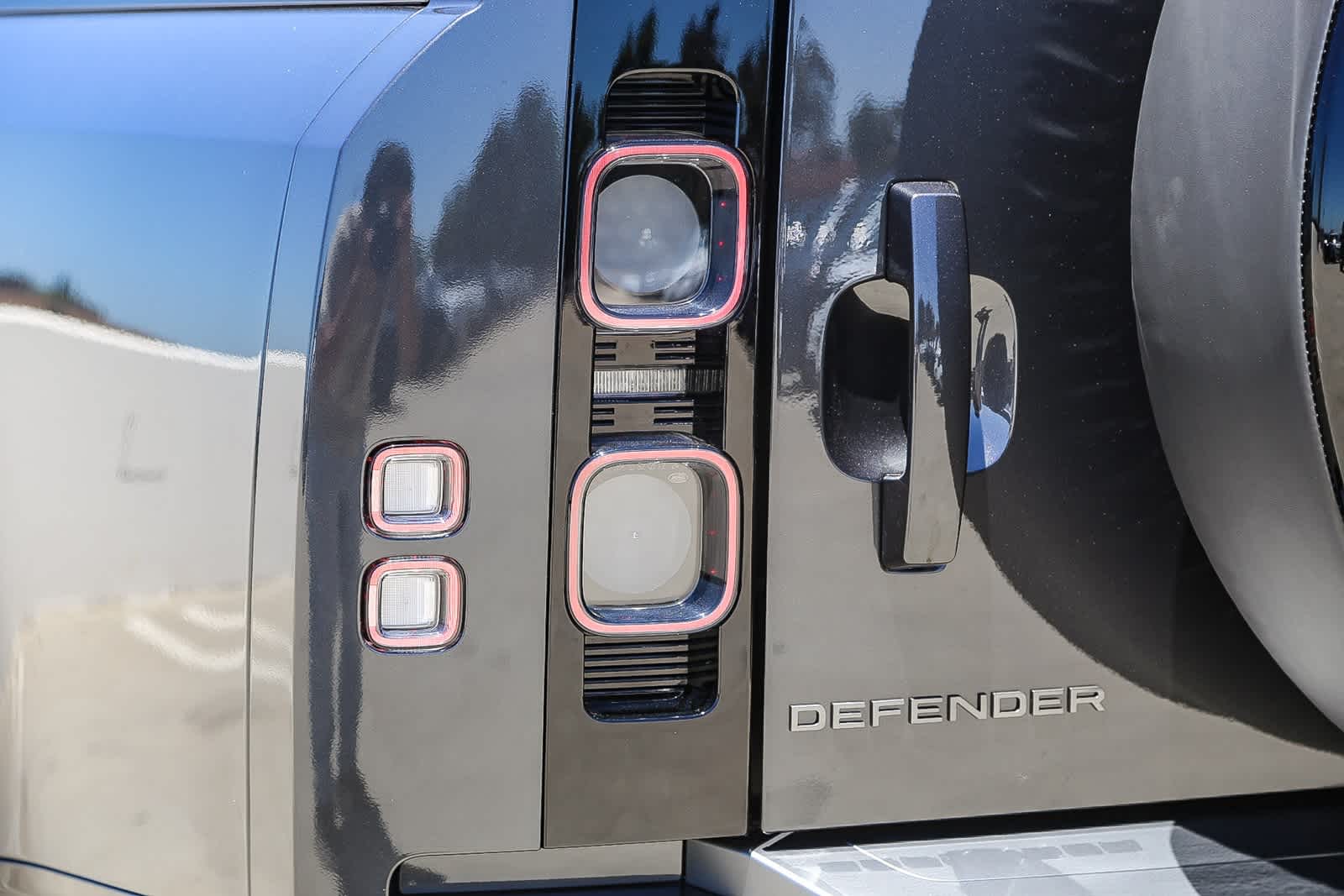 Thumbnail: 2025 Land Rover Defender - 9