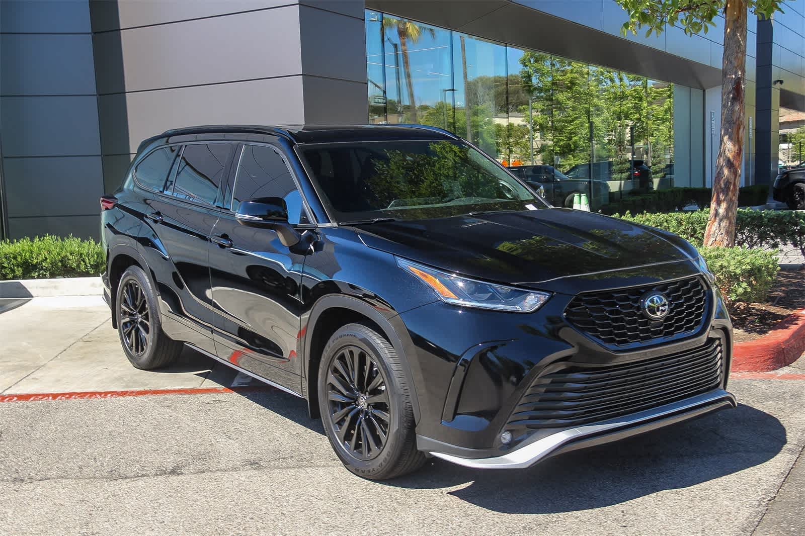 Thumbnail: 2023 Toyota Highlander - 3