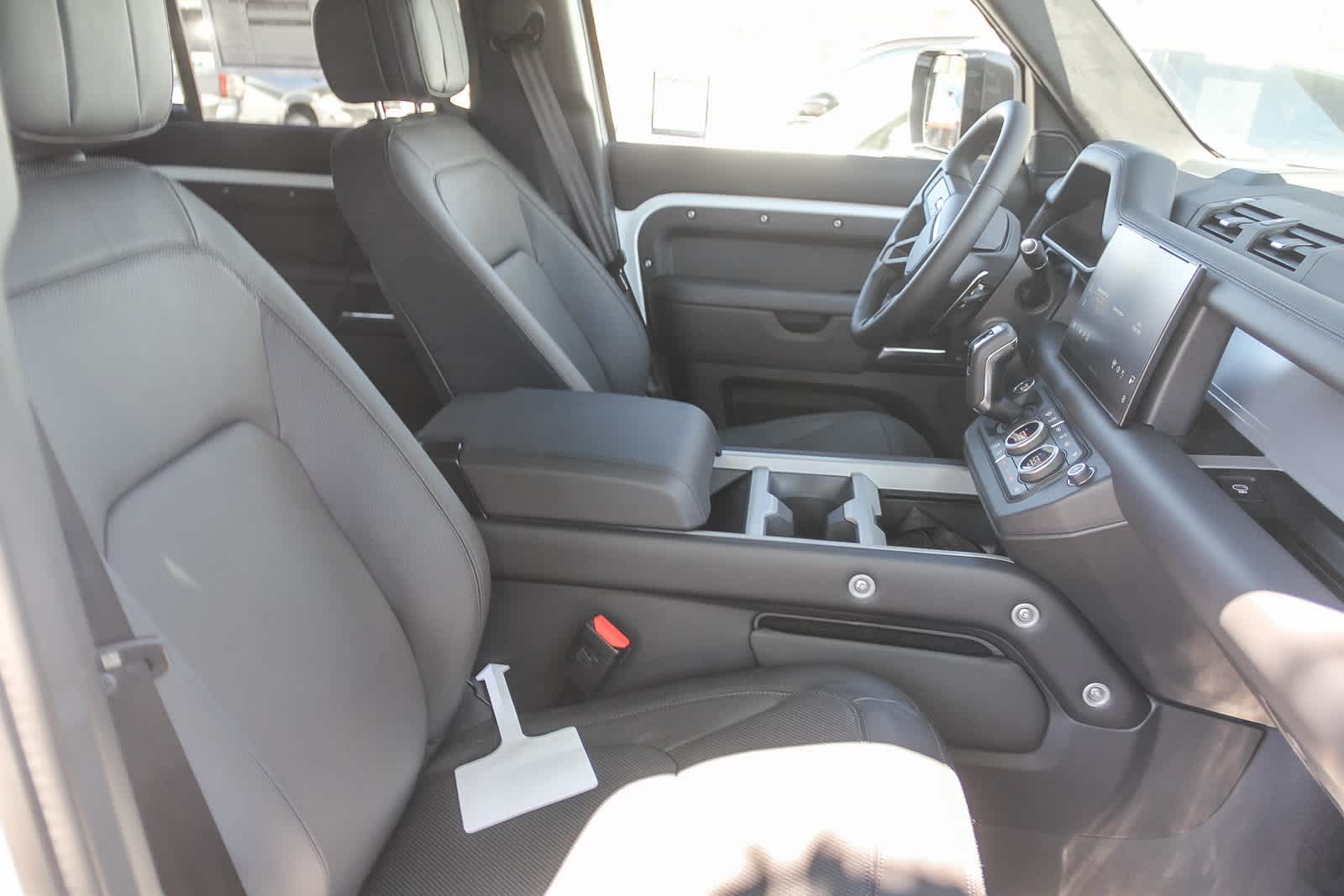 Thumbnail: 2025 Land Rover Defender - 22