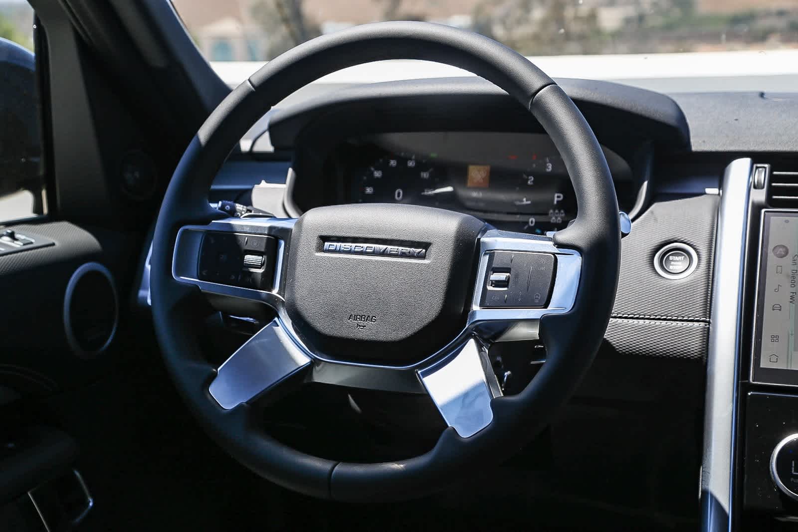 Thumbnail: 2025 Land Rover Discovery - 15