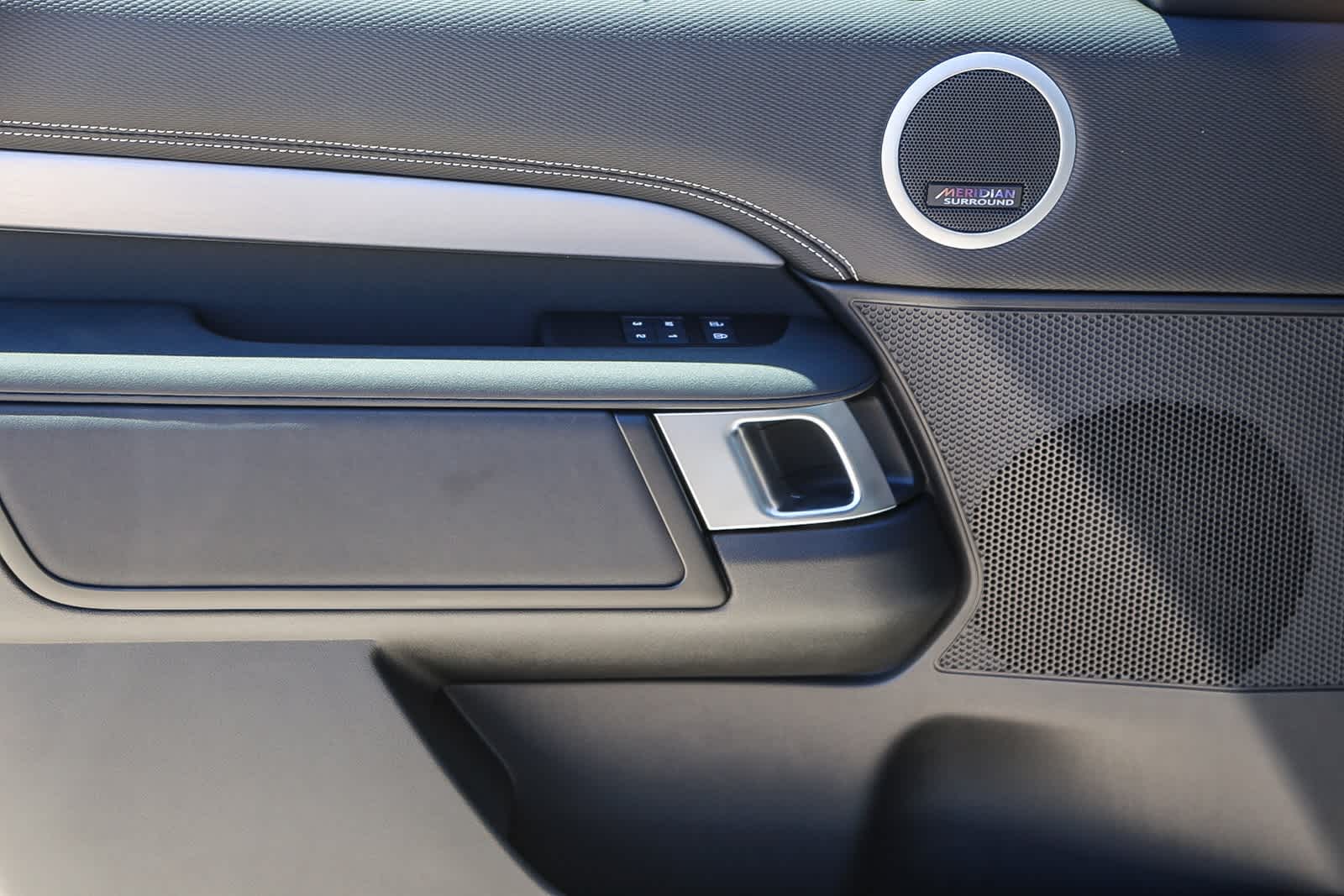 Thumbnail: 2025 Land Rover Discovery - 20