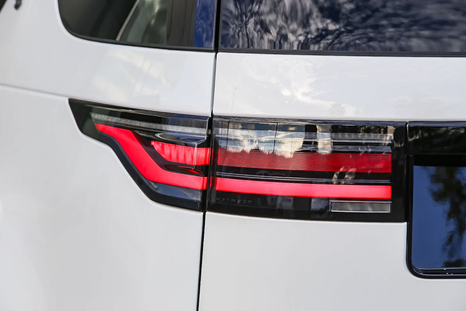 Thumbnail: 2026 Land Rover Discovery - 8