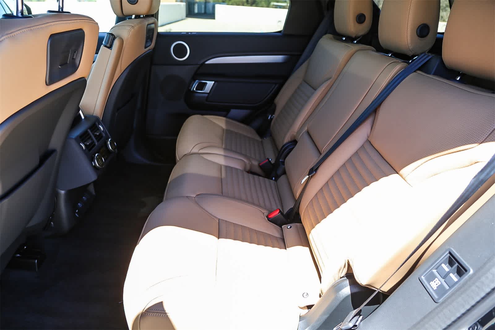 Thumbnail: 2025 Land Rover Discovery - 18