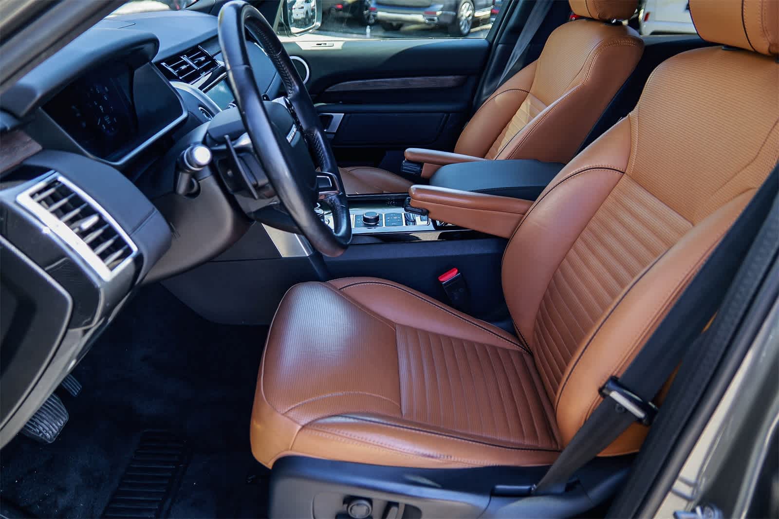 Thumbnail: 2020 Land Rover Discovery - 19