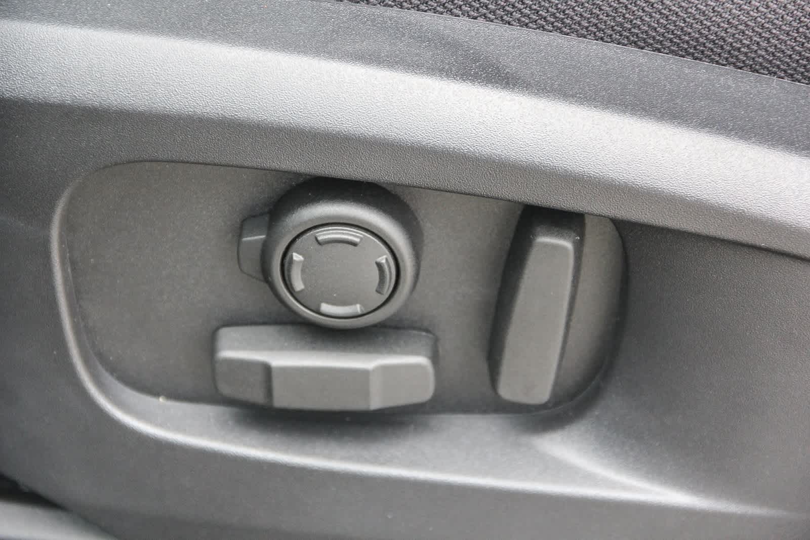 Thumbnail: 2025 Land Rover Defender - 17