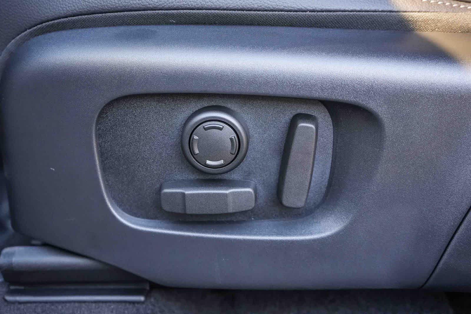 Thumbnail: 2026 Land Rover Discovery Sport - 18