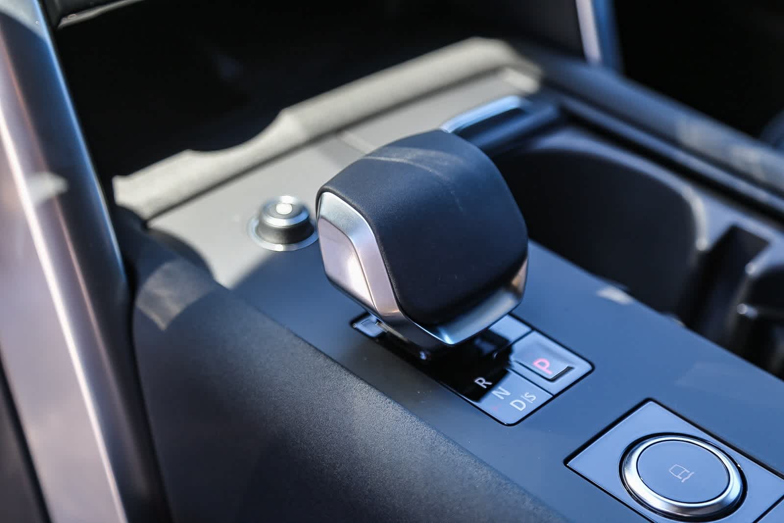 Thumbnail: 2025 Land Rover Discovery - 19