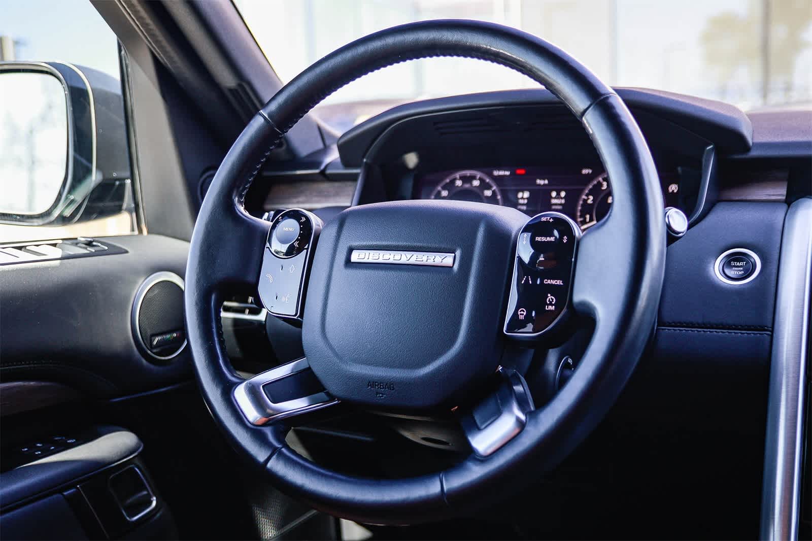 Thumbnail: 2020 Land Rover Discovery - 15