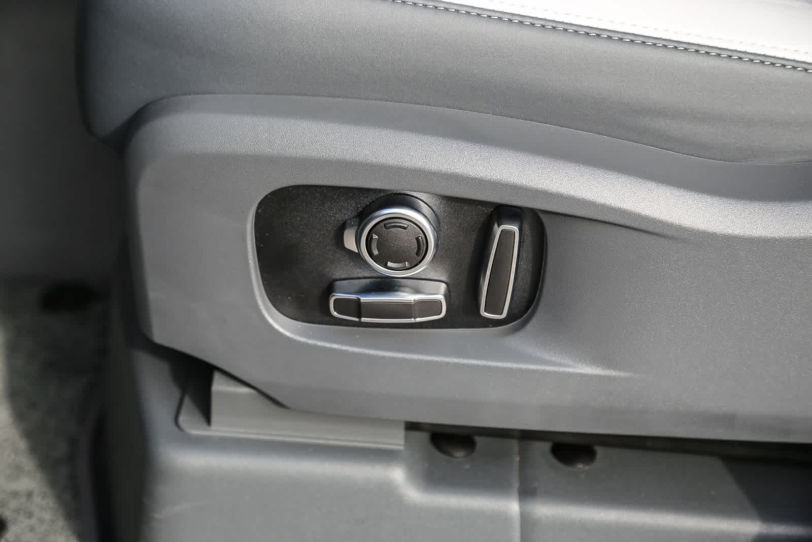 Thumbnail: 2025 Land Rover Defender - 21