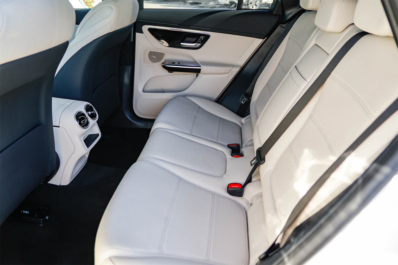 Thumbnail: 2024 Mercedes-Benz GLC - 18