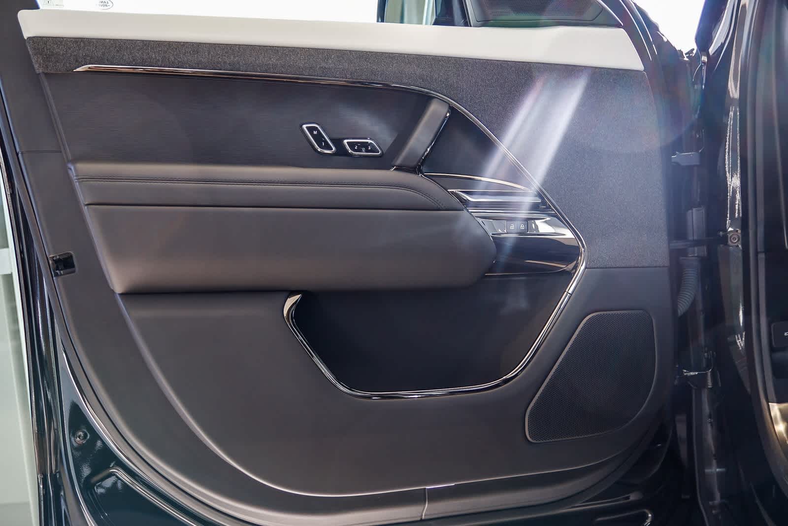 Thumbnail: 2025 Land Rover Range Rover Sport - 14