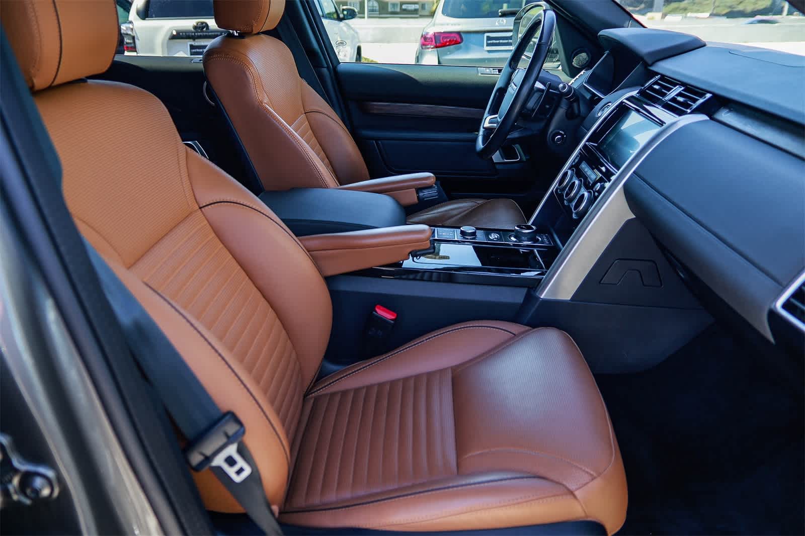 Thumbnail: 2020 Land Rover Discovery - 17