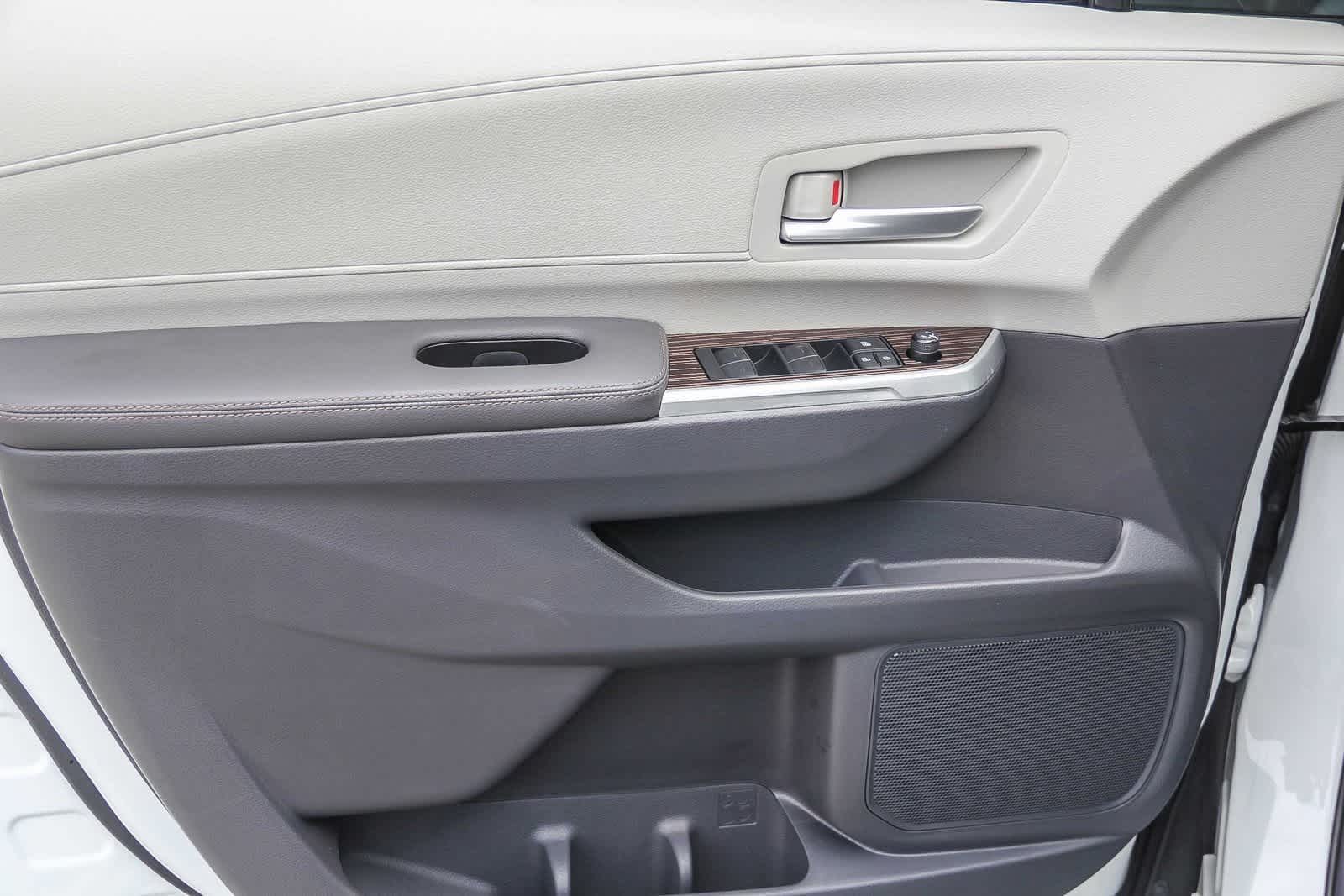 2023 Toyota Sienna XLE 21