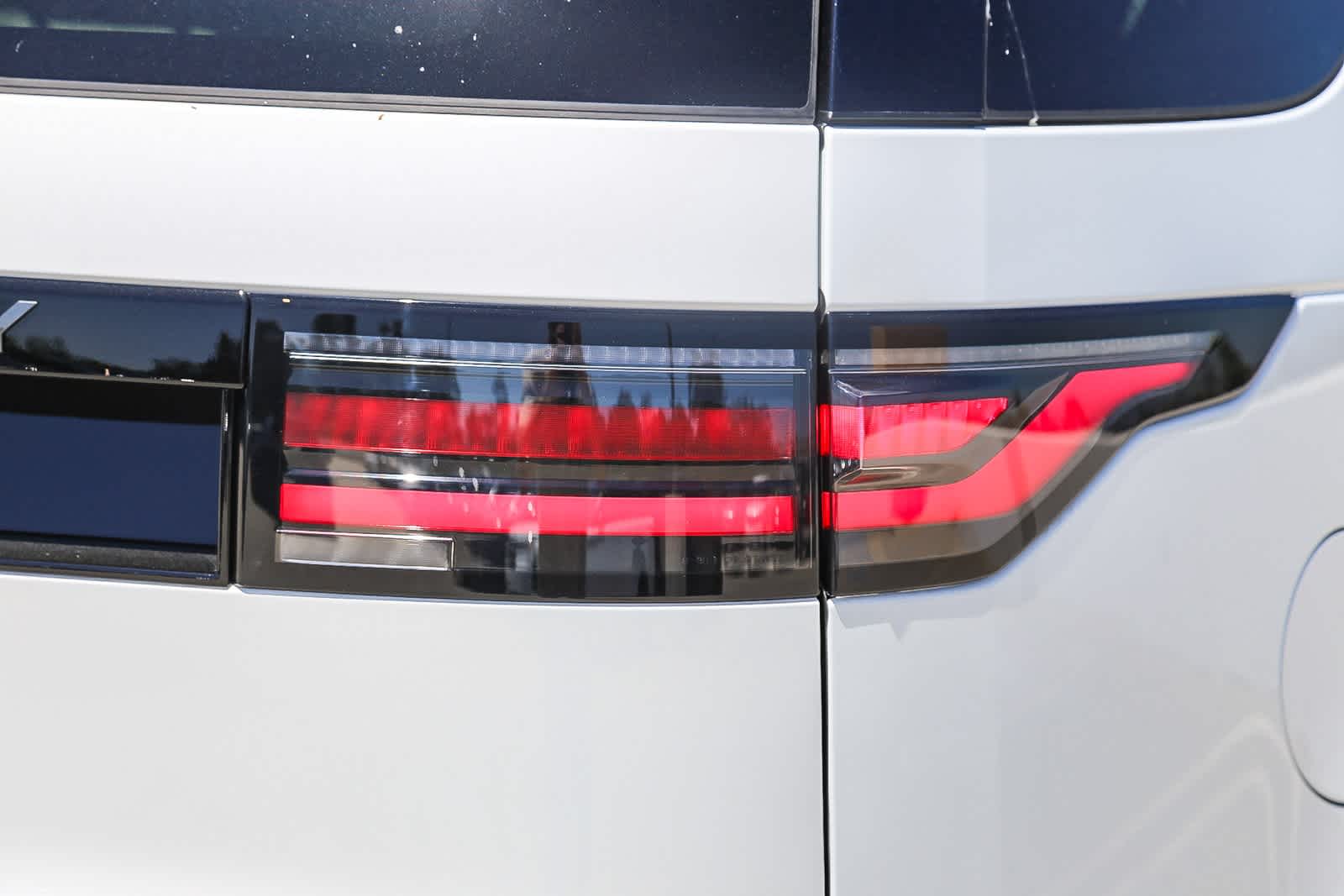 Thumbnail: 2025 Land Rover Discovery - 9