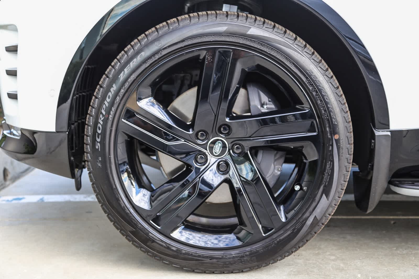 Thumbnail: 2026 Land Rover Discovery - 9