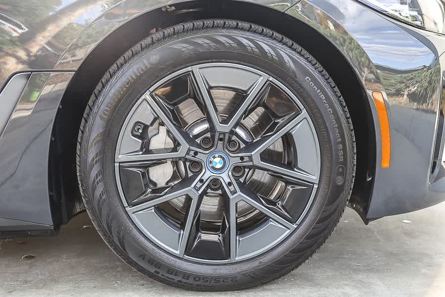 Thumbnail: 2022 BMW i4 - 10