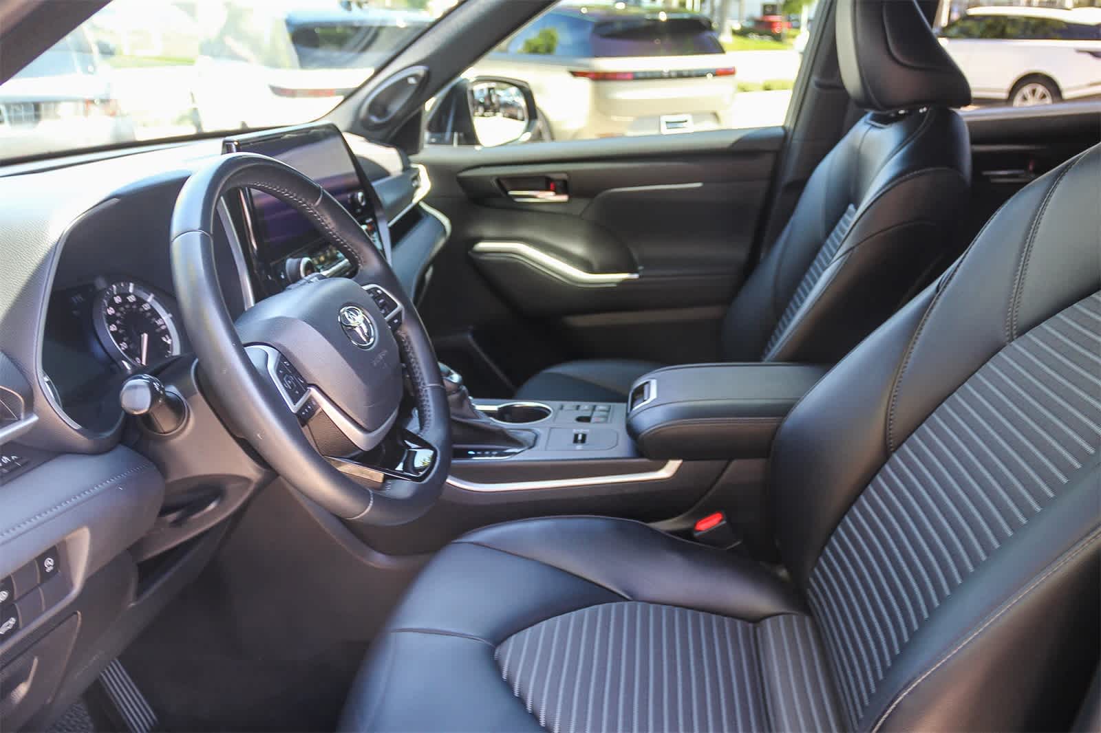 Thumbnail: 2023 Toyota Highlander - 21