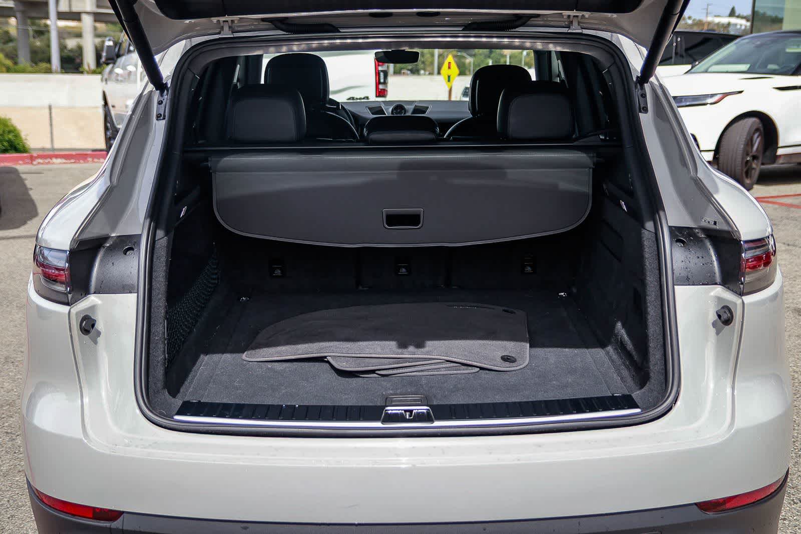 Thumbnail: 2022 Porsche Cayenne - 29