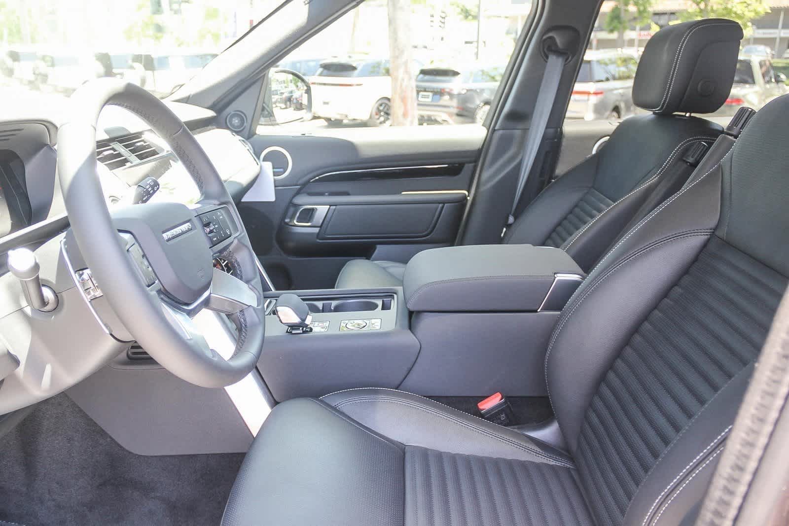 Thumbnail: 2025 Land Rover Discovery - 21