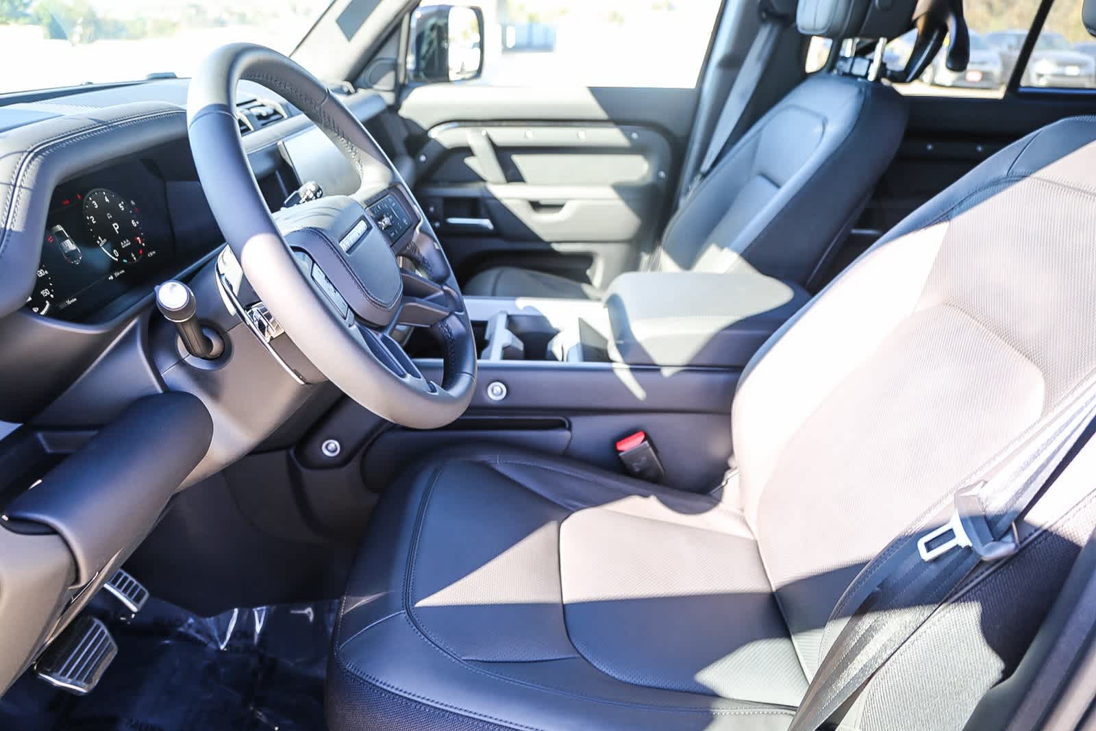 Thumbnail: 2025 Land Rover Defender - 17