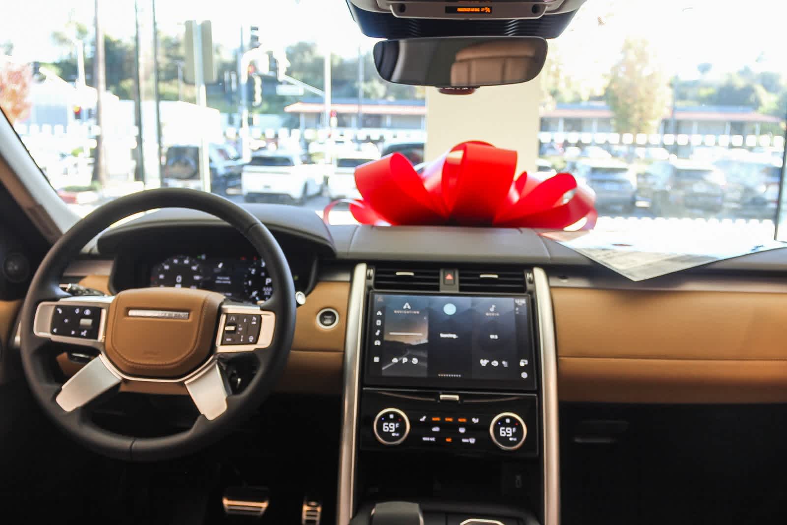 Thumbnail: 2026 Land Rover Discovery - 12