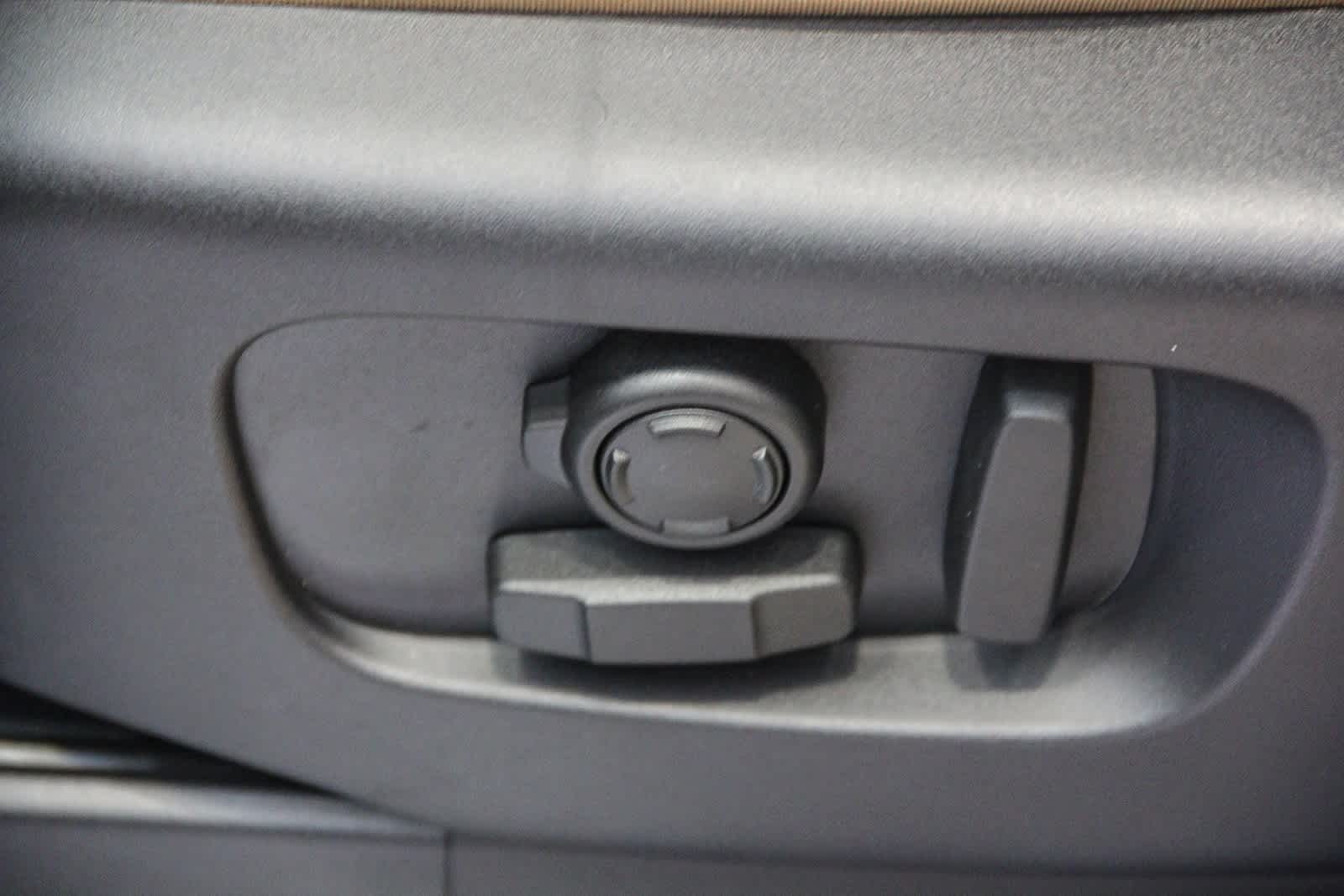 Thumbnail: 2026 Land Rover Discovery - 19