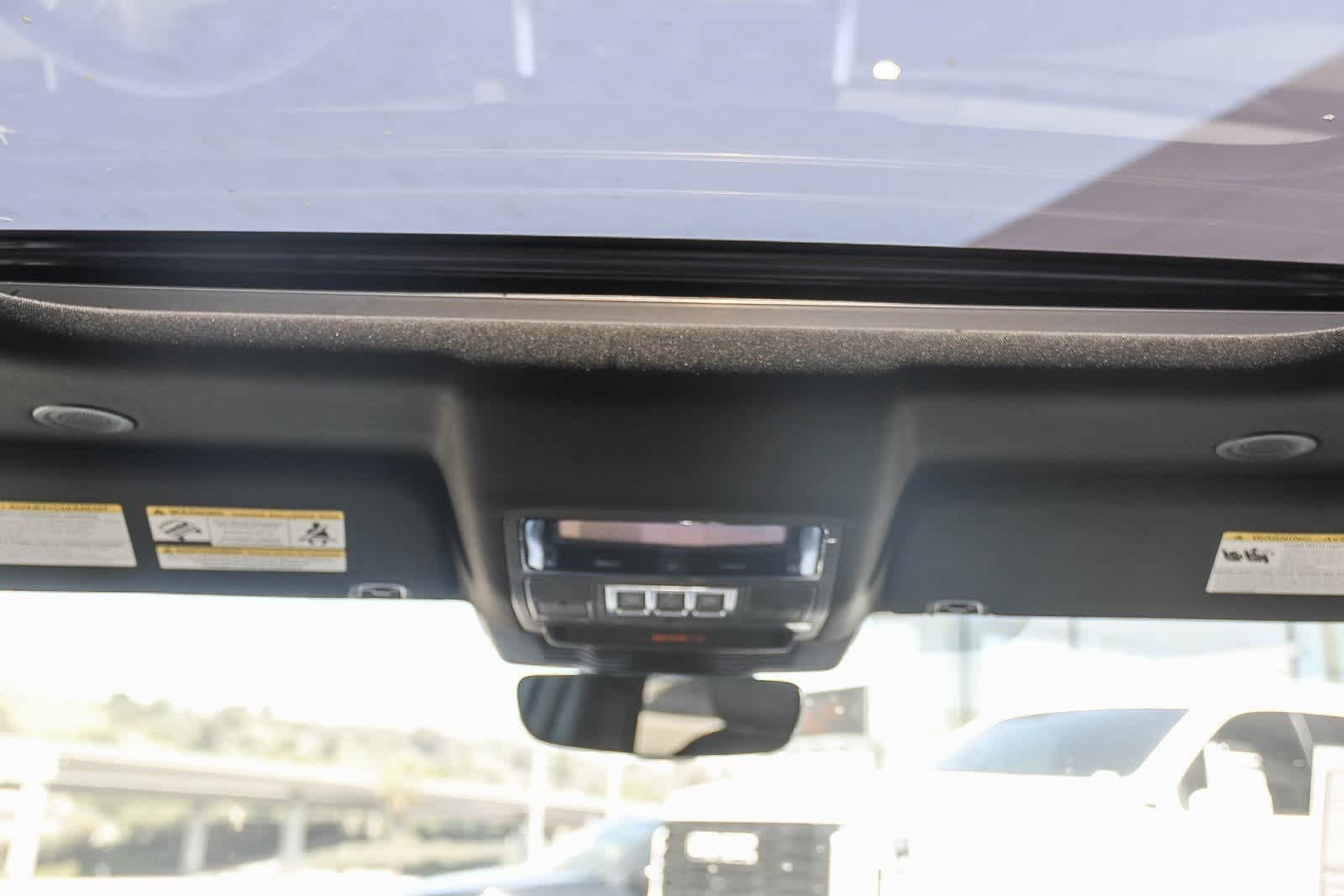 Thumbnail: 2025 Land Rover Discovery - 16