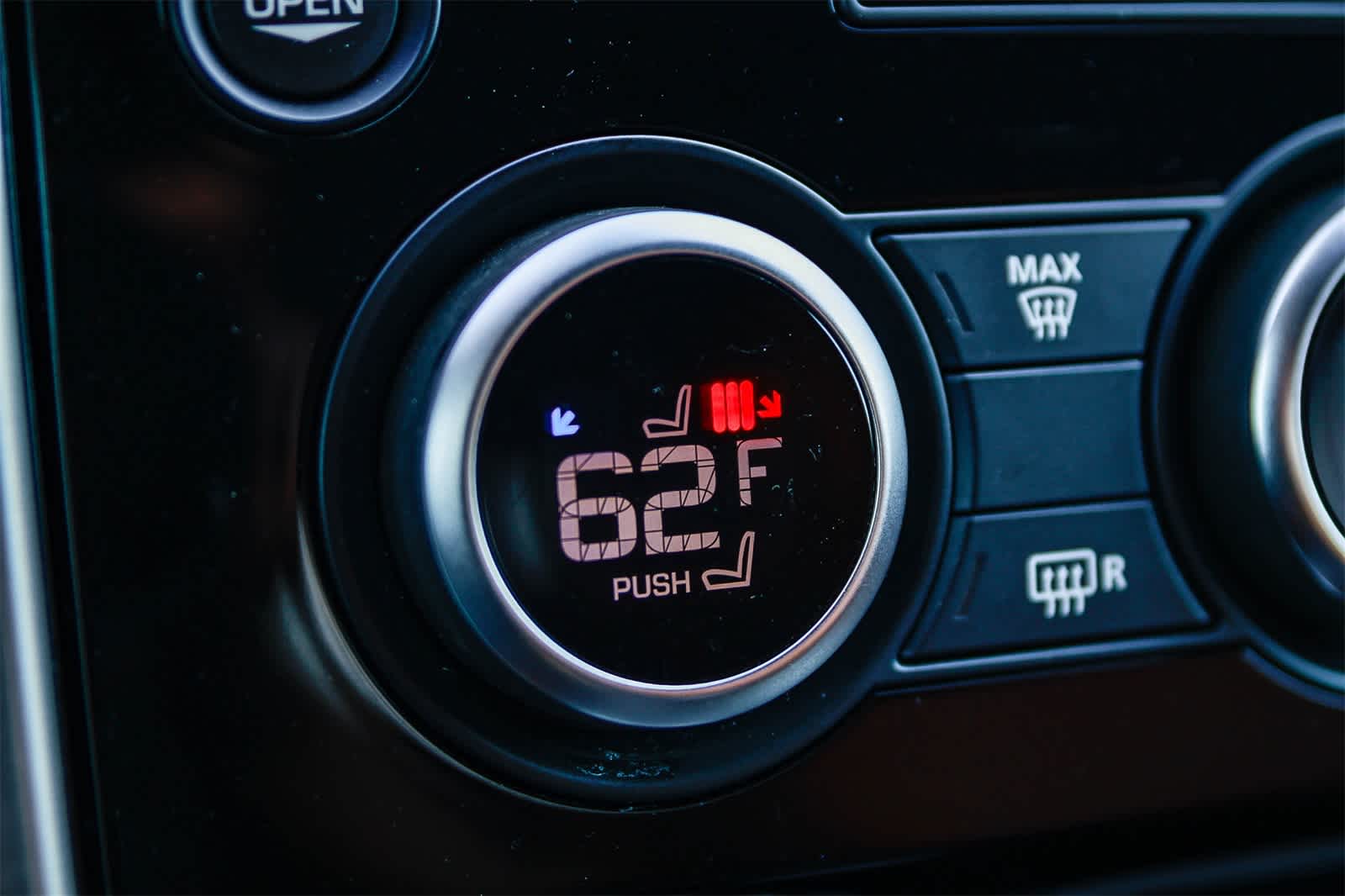 Thumbnail: 2020 Land Rover Discovery - 28