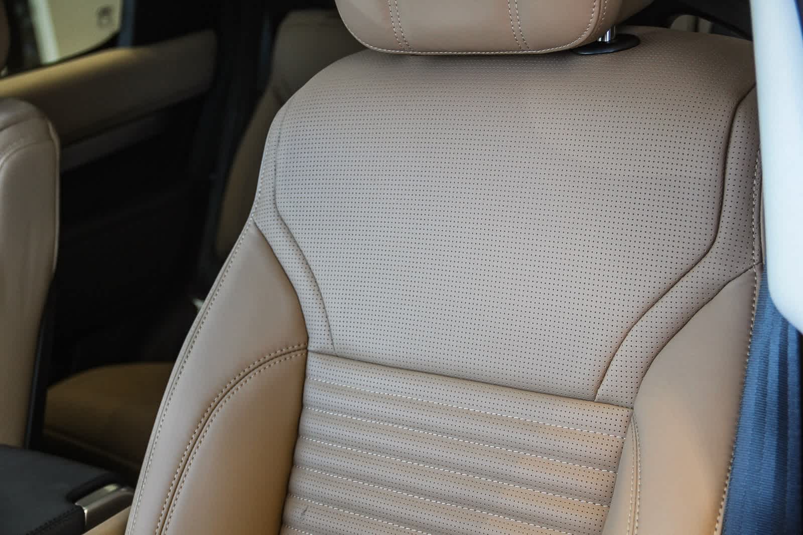 Thumbnail: 2026 Land Rover Discovery - 26