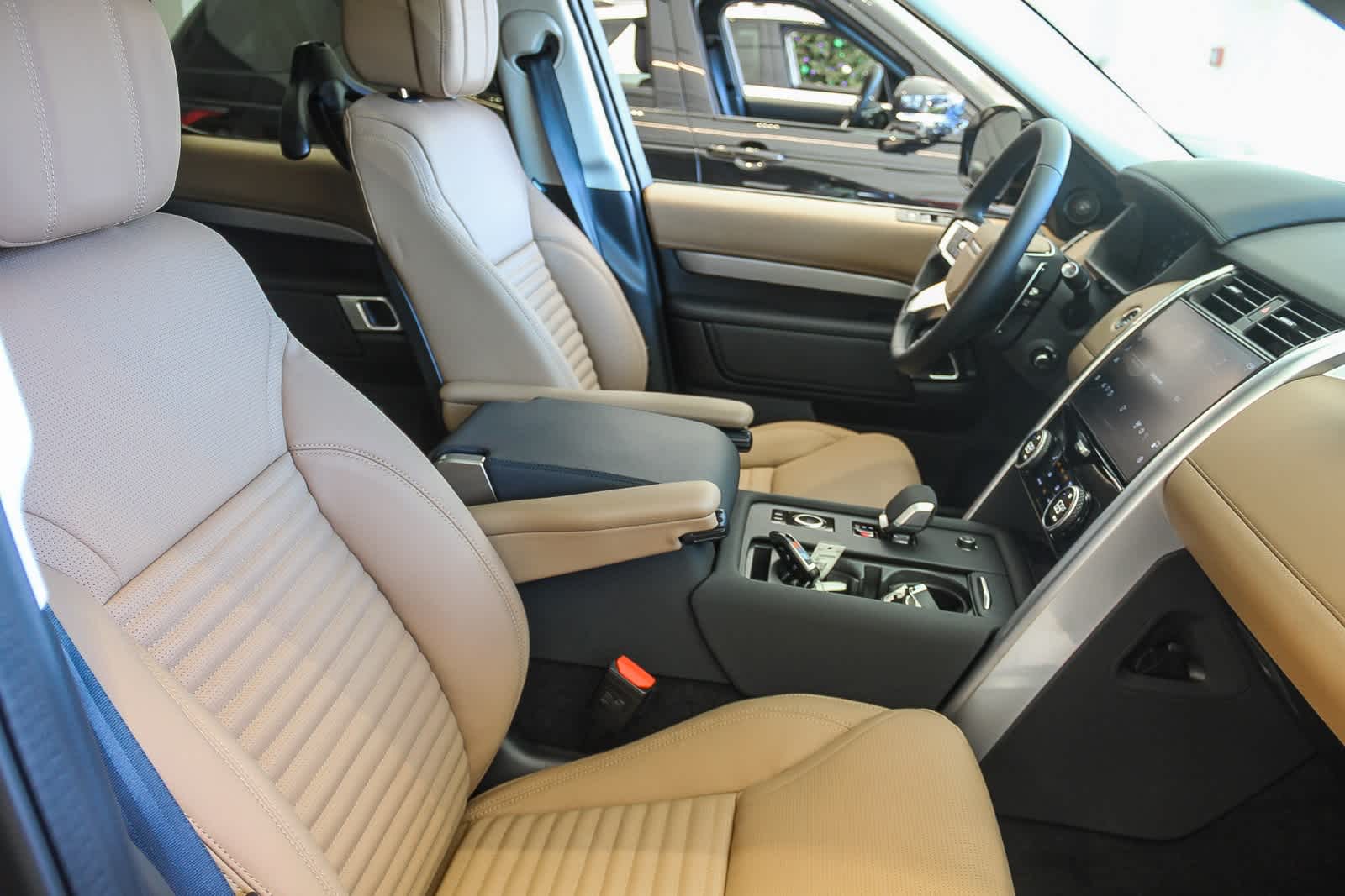 Thumbnail: 2026 Land Rover Discovery - 23