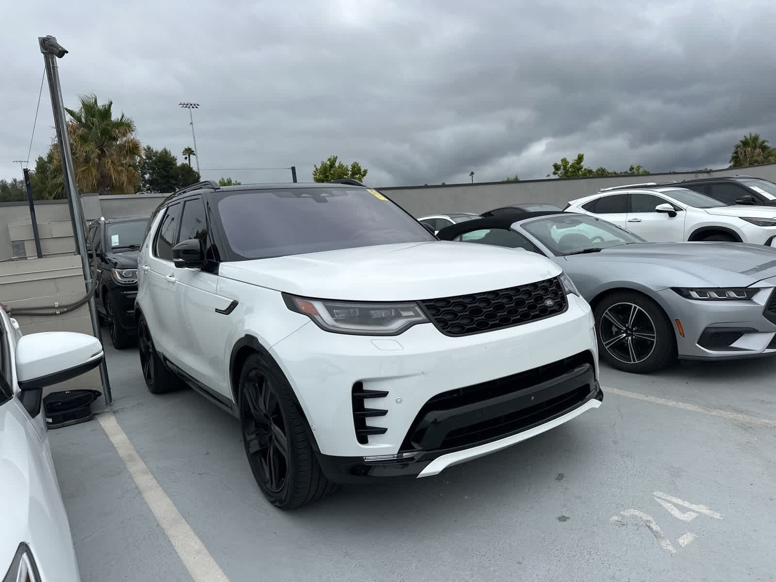 Thumbnail: 2023 Land Rover Discovery - 2