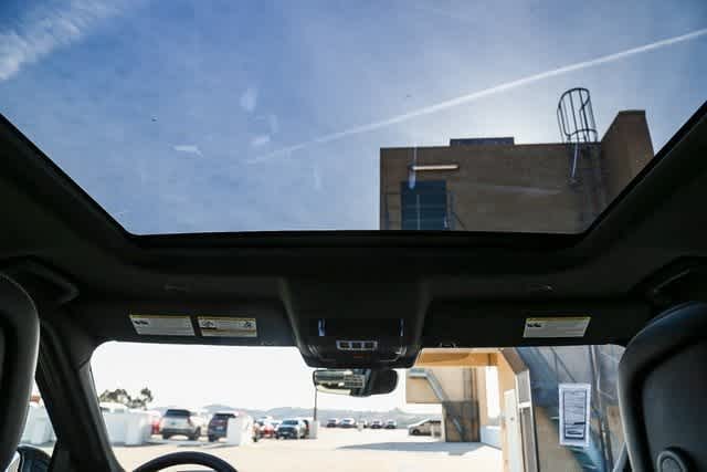 Thumbnail: 2025 Land Rover Discovery - 16