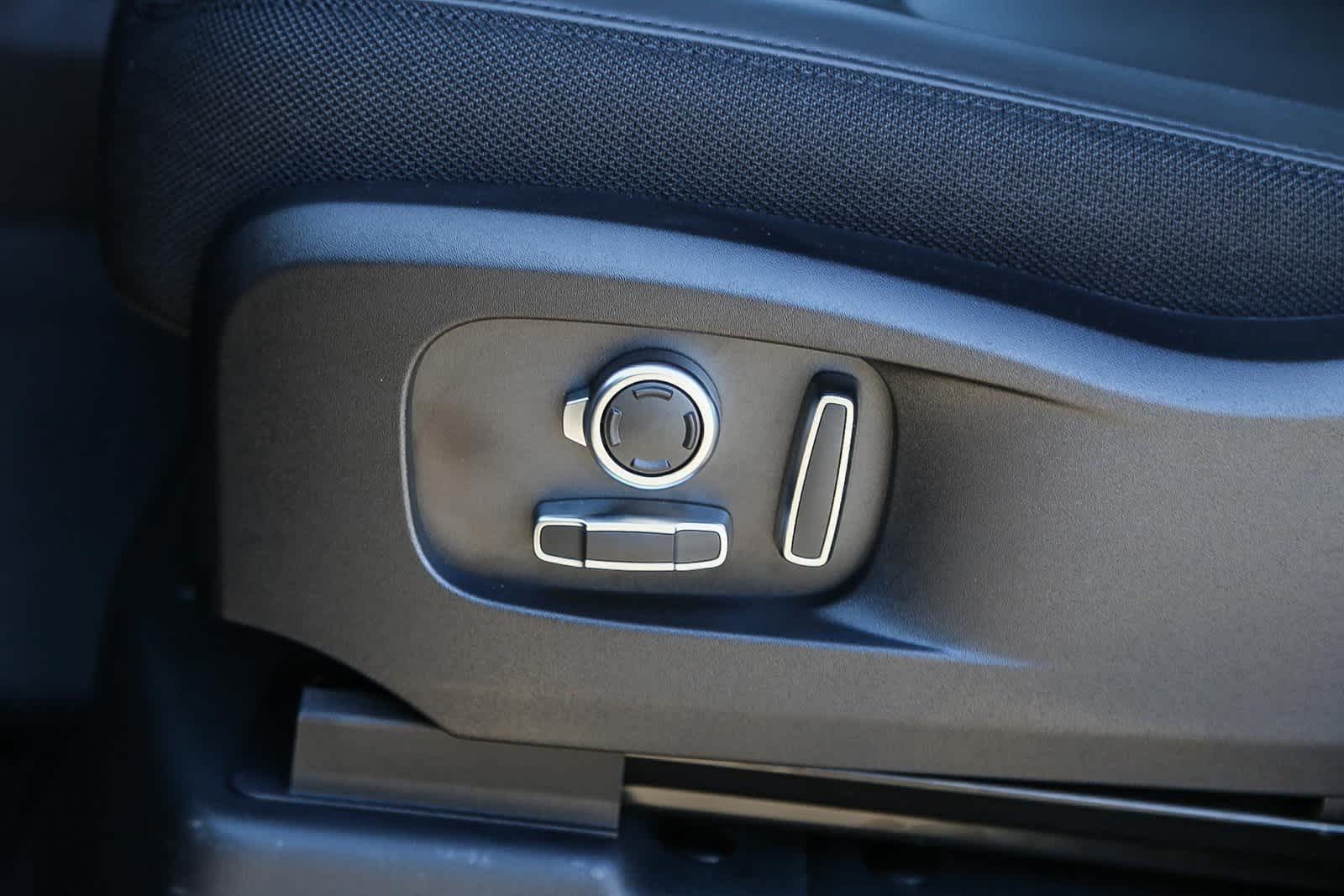 Thumbnail: 2025 Land Rover Defender - 21