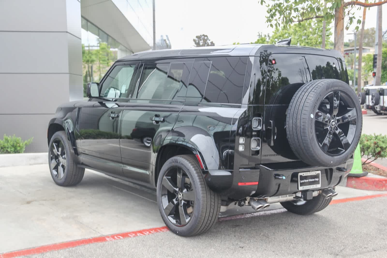 Thumbnail: 2025 Land Rover Defender - 4