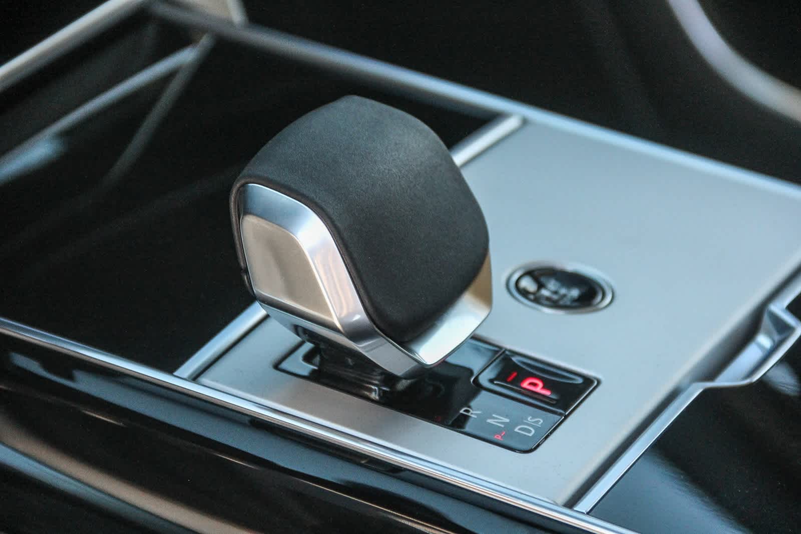 Thumbnail: 2025 Land Rover Range Rover - 17