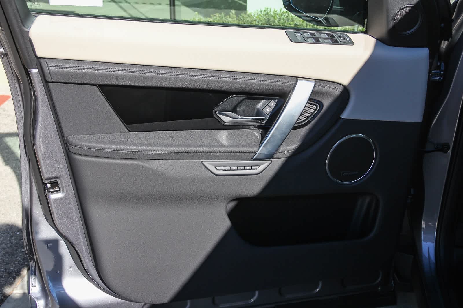 Thumbnail: 2025 Land Rover Discovery Sport - 17