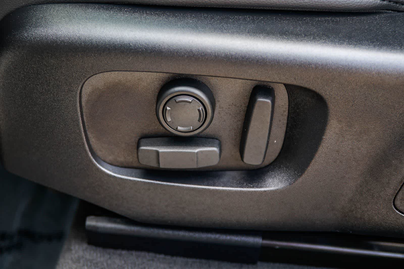 Thumbnail: 2026 Land Rover Range Rover Velar - 17