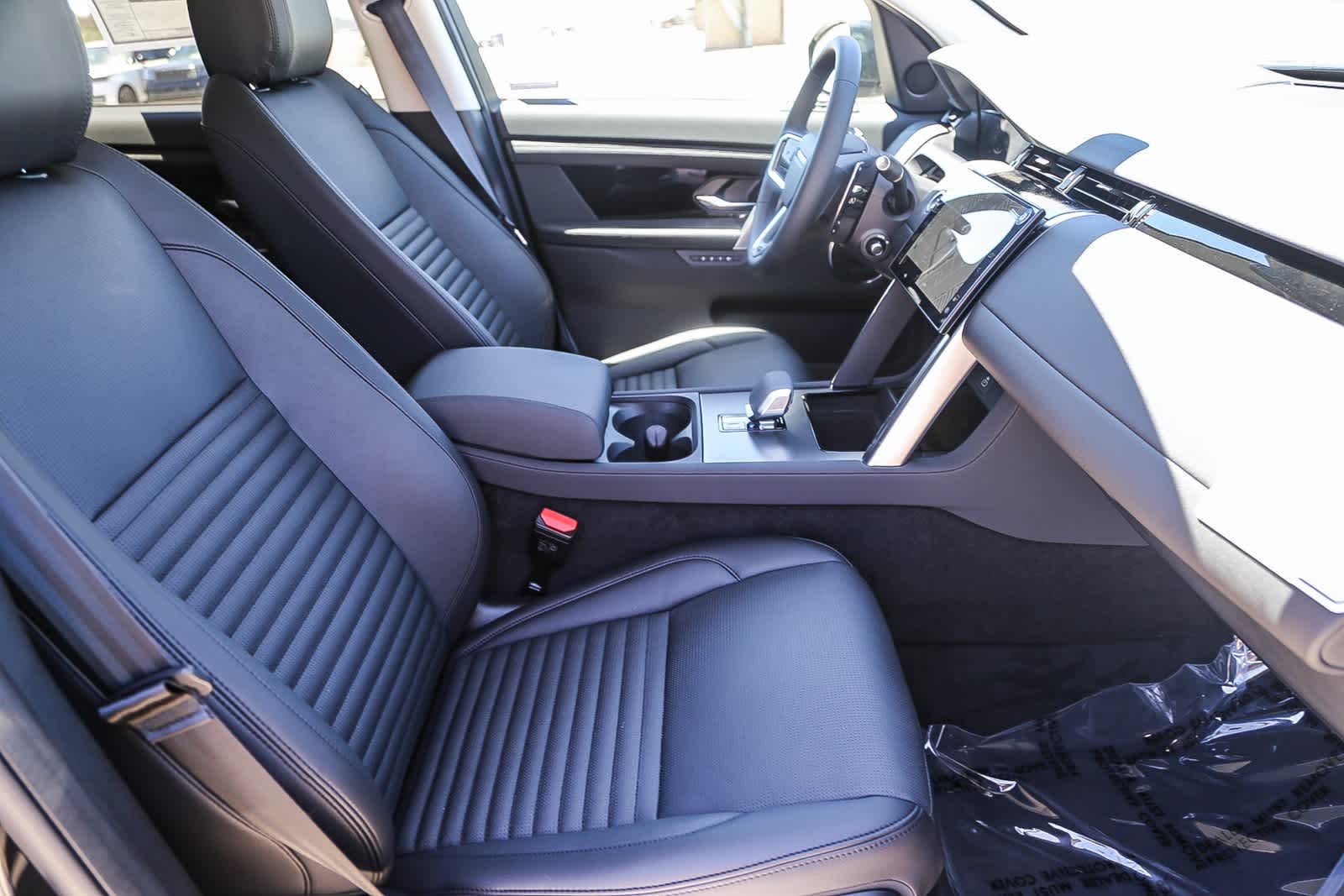 Thumbnail: 2025 Land Rover Discovery Sport - 16