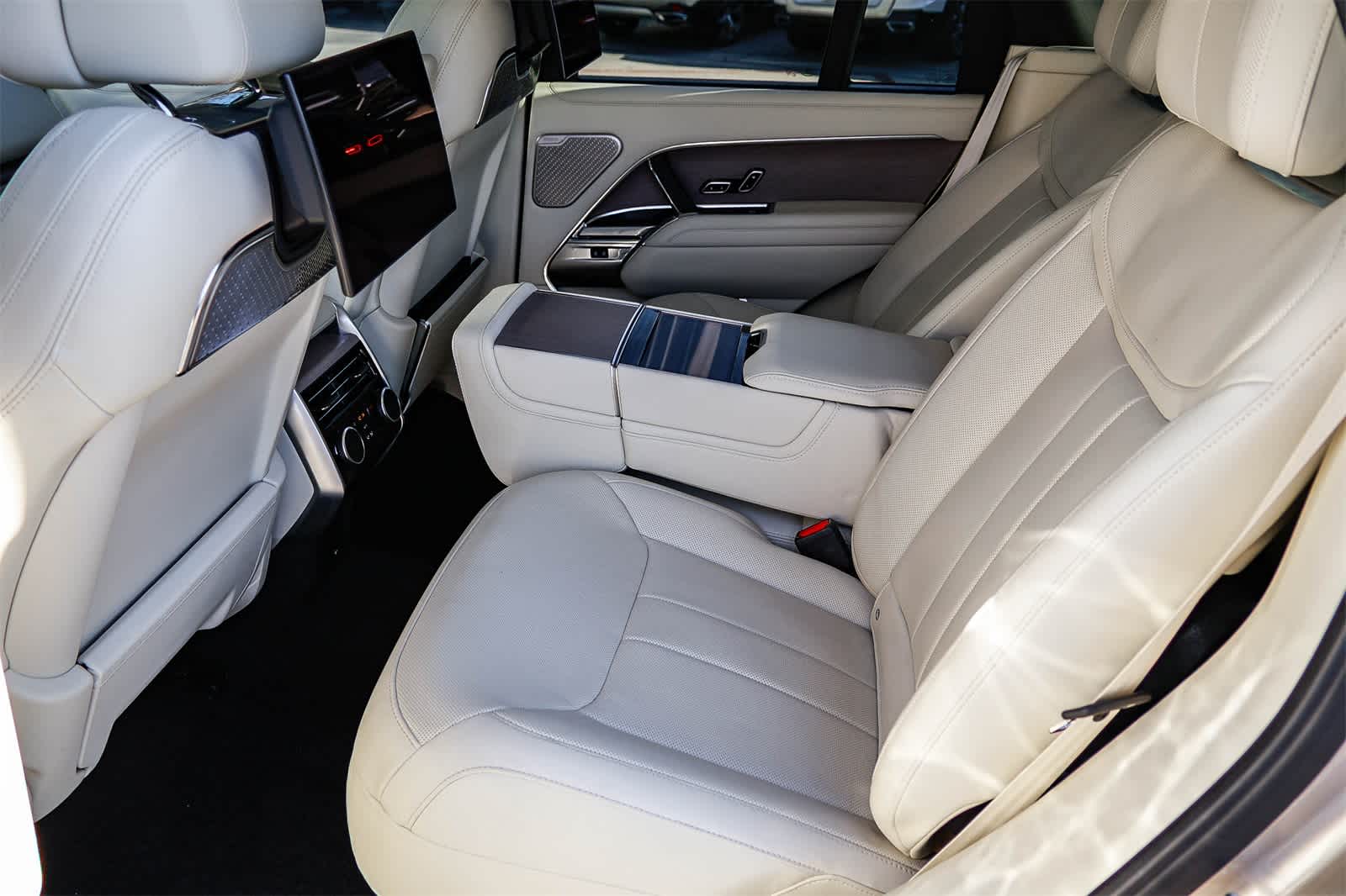 Thumbnail: 2022 Land Rover Range Rover - 18