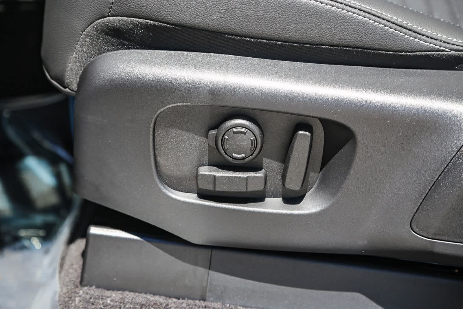 Thumbnail: 2025 Land Rover Discovery - 21