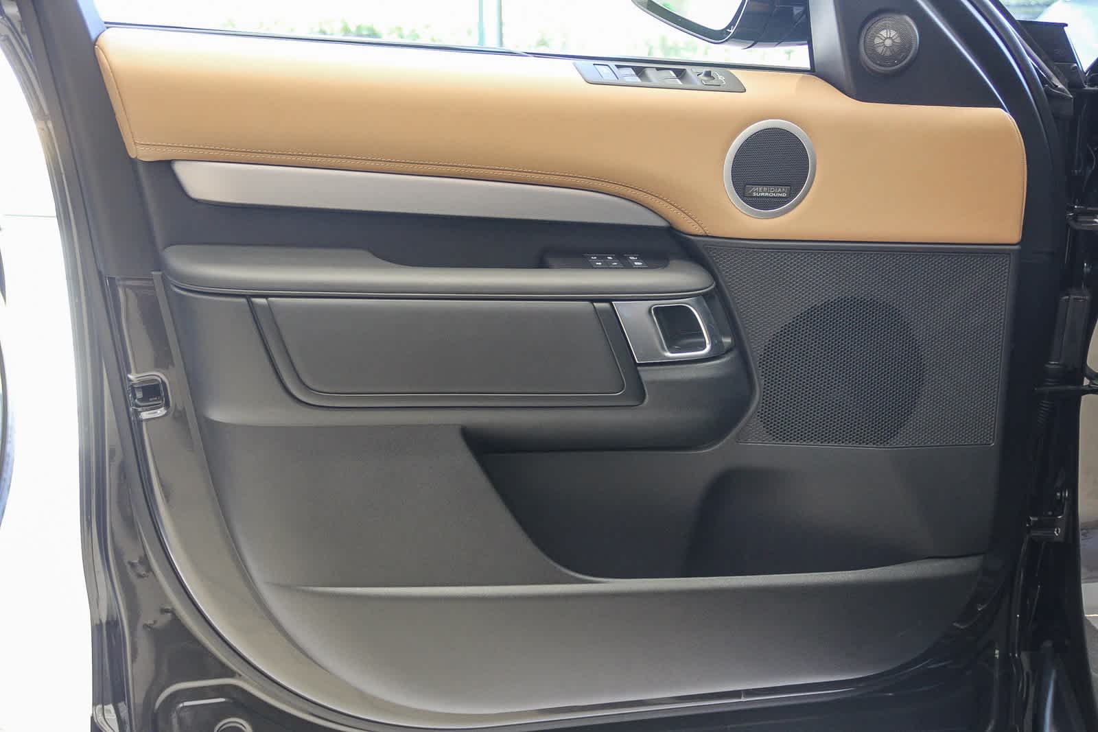 Thumbnail: 2026 Land Rover Discovery - 18