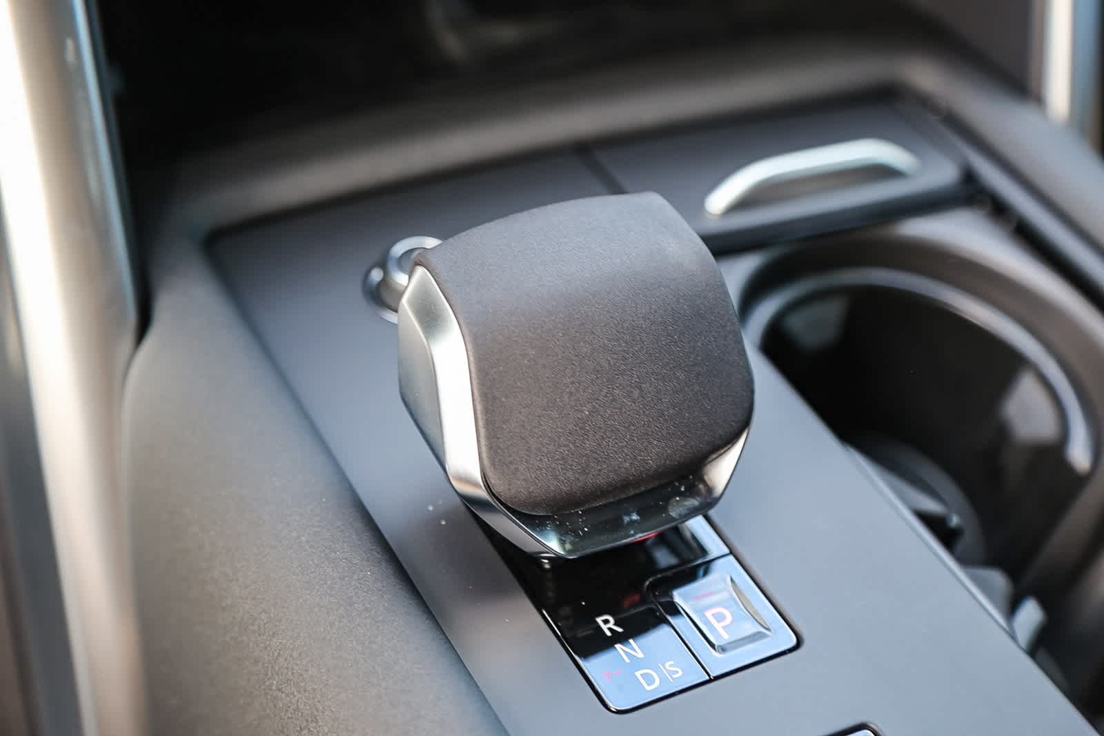 Thumbnail: 2026 Land Rover Discovery - 18