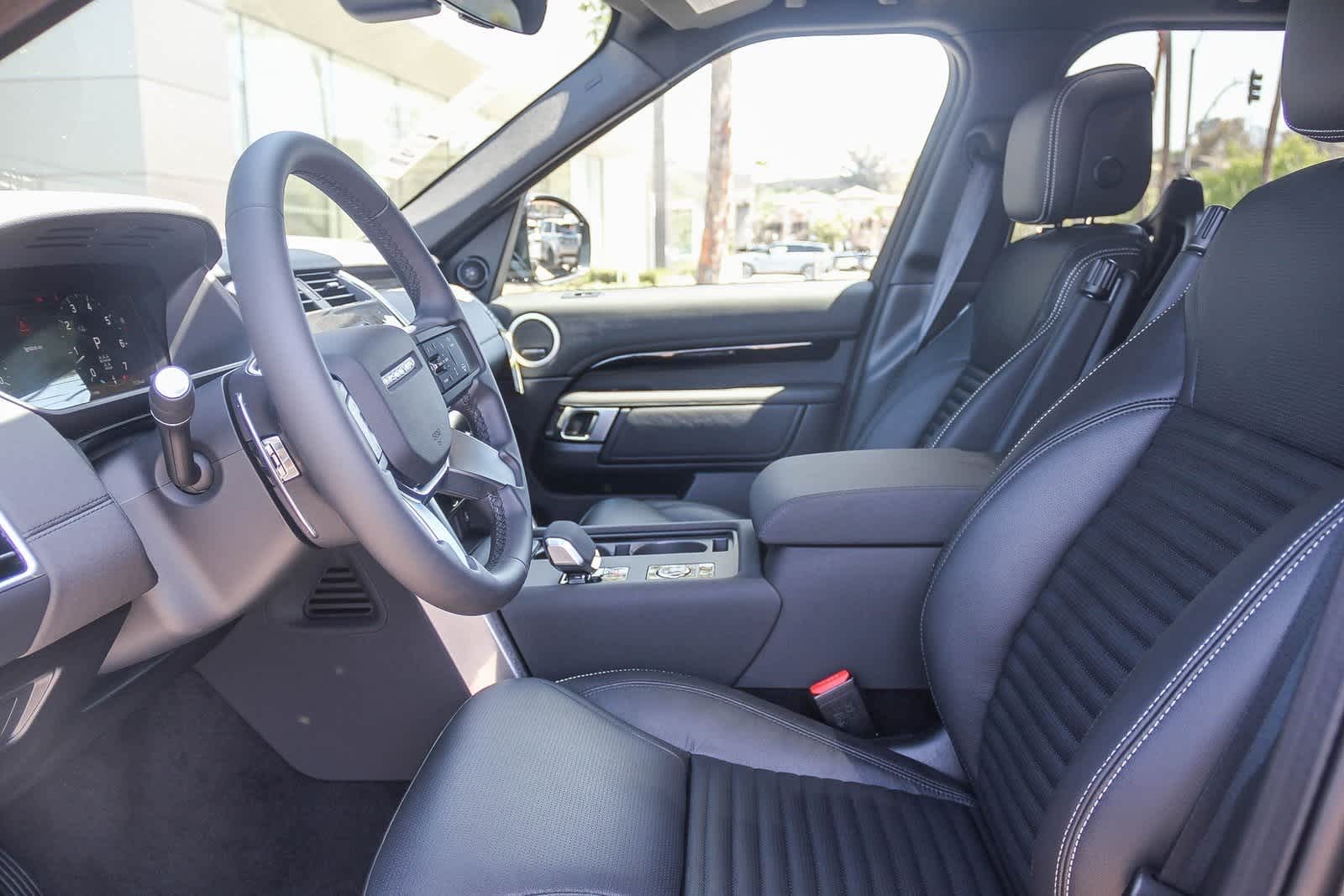 Thumbnail: 2025 Land Rover Discovery - 19