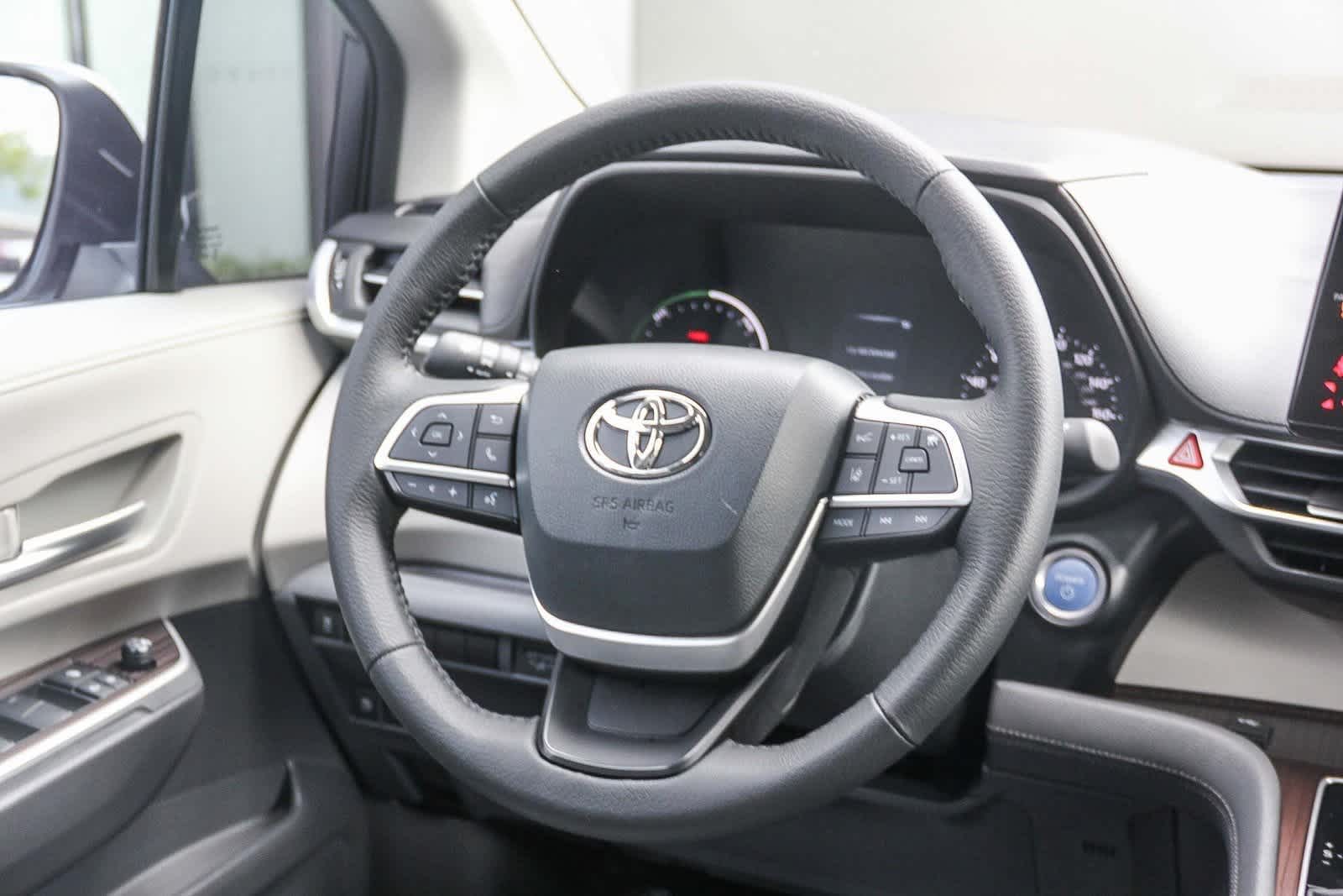 2023 Toyota Sienna XLE 17