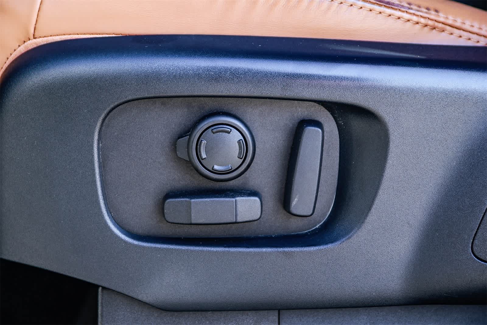 Thumbnail: 2020 Land Rover Discovery - 22