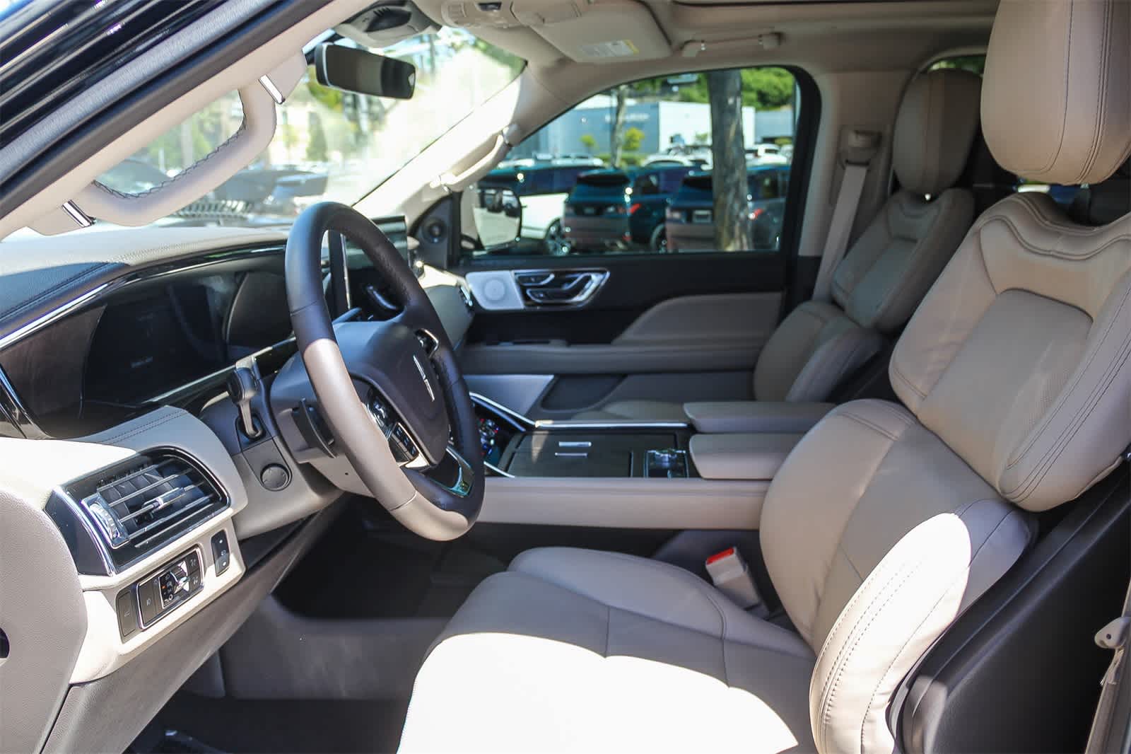 Thumbnail: 2023 Lincoln Navigator - 21