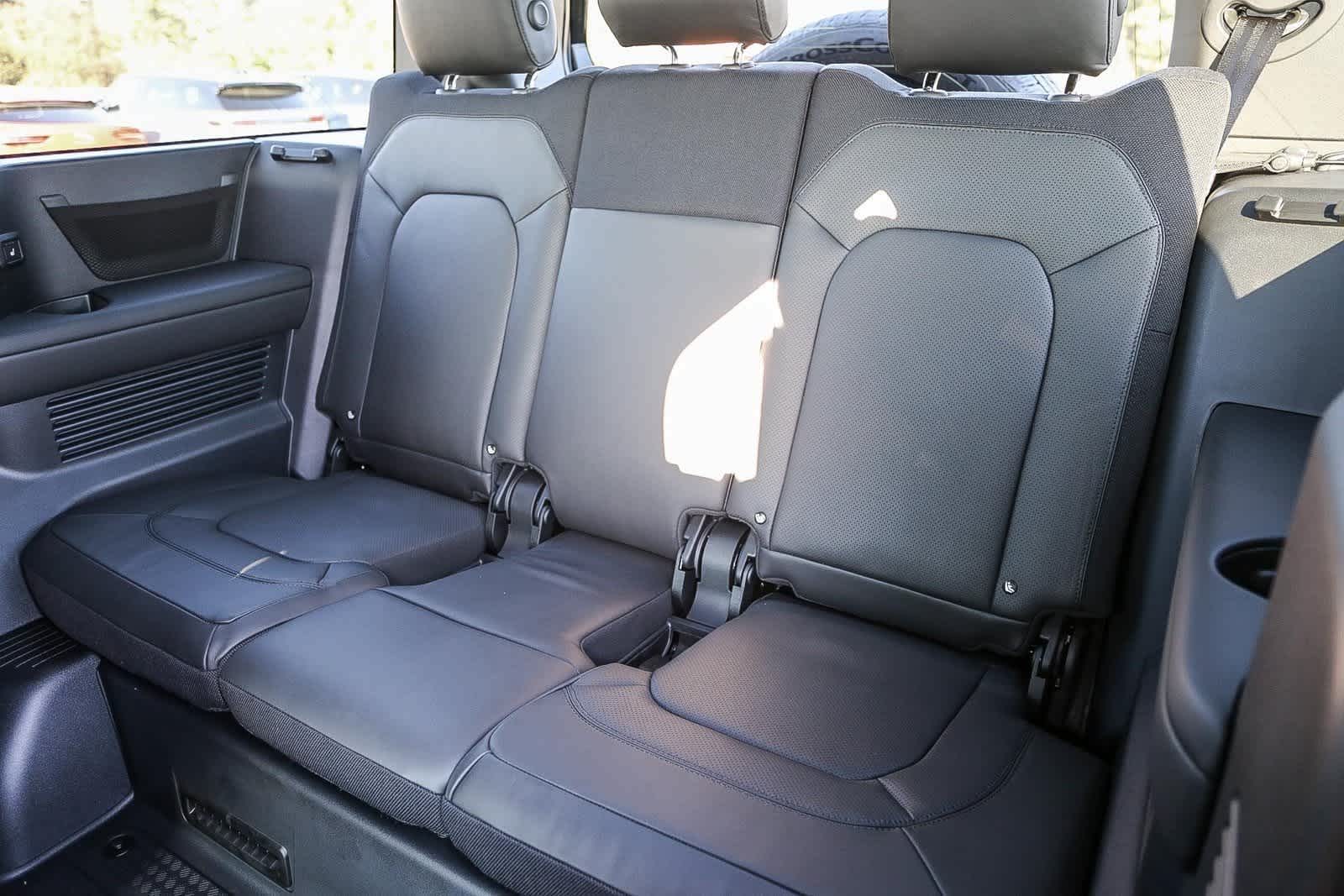 Thumbnail: 2025 Land Rover Defender - 18