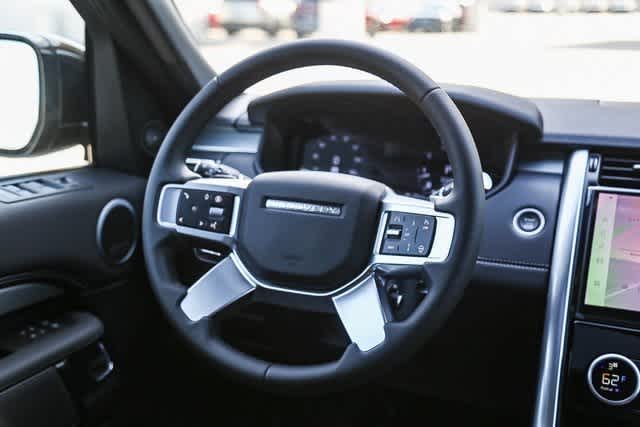 Thumbnail: 2025 Land Rover Discovery - 16